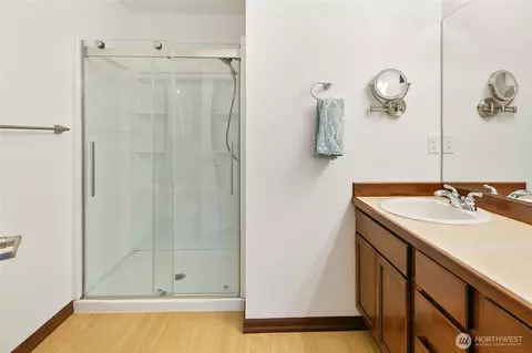 Bath - 2923 Belmonte Ln, Everett, WA 98201 photo 2 of 4