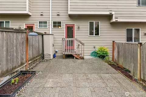 Exterior - 2923 Belmonte Ln, Everett, WA 98201 photo 4 of 5
