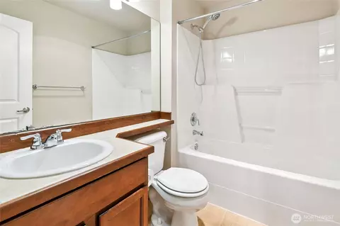 Bath - 2923 Belmonte Ln, Everett, WA 98201 photo 4 of 4