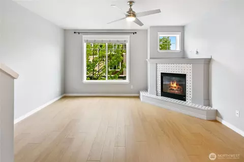 Living - 2923 Belmonte Ln, Everett, WA 98201 photo 3 of 5