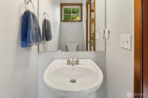 Bath - 2923 Belmonte Ln, Everett, WA 98201 photo 1 of 4