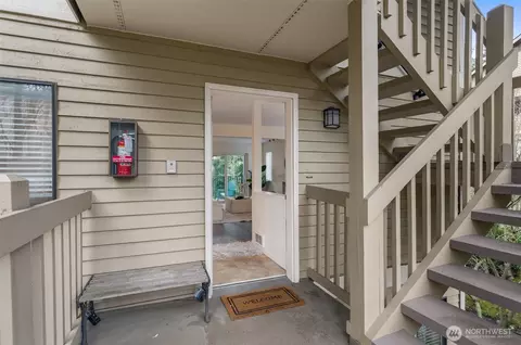 412 10th St #B202, Kirkland, WA 98033