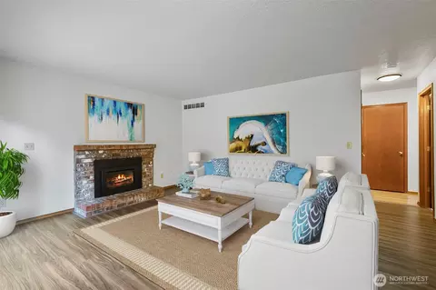 Living - 12411 44th Dr SE, Everett, WA 98208 photo 6 of 7