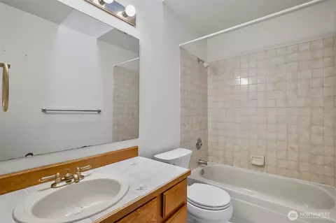 Bath - 12411 44th Dr SE, Everett, WA 98208 photo 4 of 4