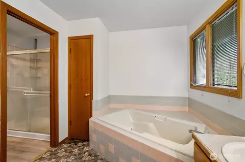 Bath - 12411 44th Dr SE, Everett, WA 98208 photo 3 of 4