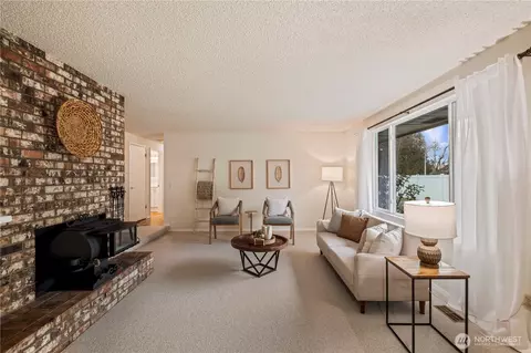 Living - 2532 107th Pl SE, Everett, WA 98208 photo 3 of 6