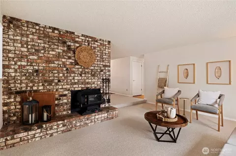 Living - 2532 107th Pl SE, Everett, WA 98208 photo 2 of 6