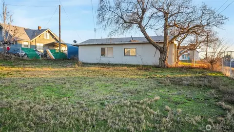 Exterior - 205 E Cedar St, Othello, WA 99344 photo 4 of 5