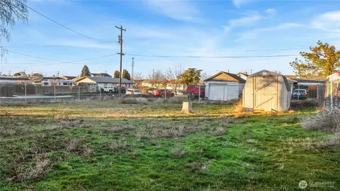 Exterior - 205 E Cedar St, Othello, WA 99344 photo 2 of 5