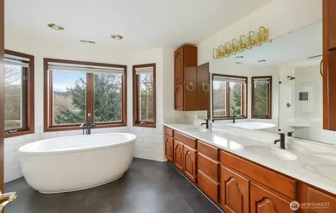 Bath - 47108 290th Ave SE, Enumclaw, WA 98022 photo 1 of 5