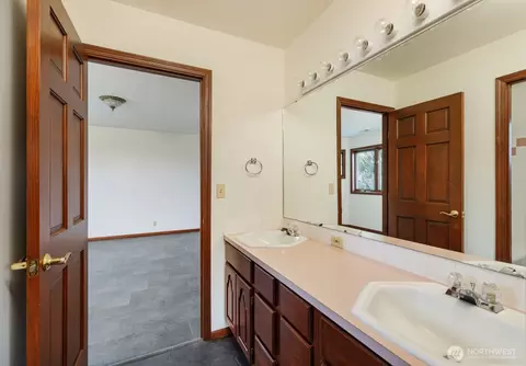 Bath - 47108 290th Ave SE, Enumclaw, WA 98022 photo 4 of 5
