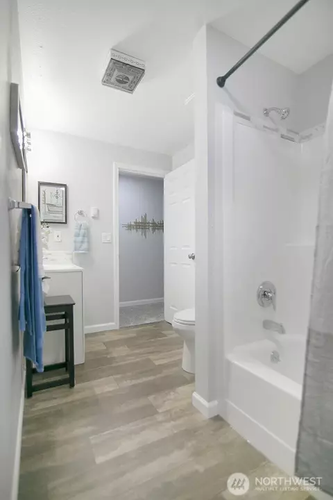 Bath - 341 24th Ave, Longview, WA 98632 photo 2 of 3