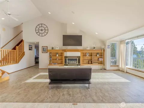 Living - 81 Seamount Dr, Brinnon, WA 98320 photo 4 of 5