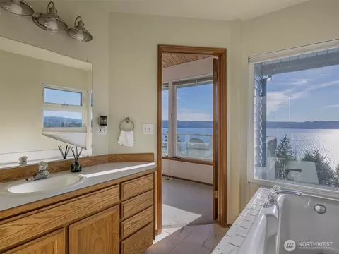 Bath - 81 Seamount Dr, Brinnon, WA 98320 photo 4 of 5