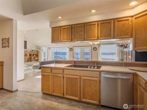 Kitchen - 81 Seamount Dr, Brinnon, WA 98320 photo 5 of 6