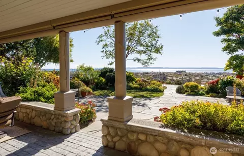 2398 Sunlight Beach Rd, Clinton, WA 98236