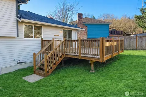 Exterior - 719 213 St SE, Bothell, WA 98021 photo 3 of 4
