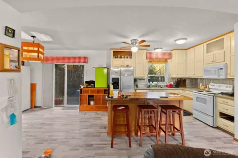 Kitchen - 280 Bear View Dr, Chehalis, WA 98532 photo 2 of 4