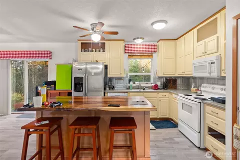 Kitchen - 280 Bear View Dr, Chehalis, WA 98532 photo 3 of 4