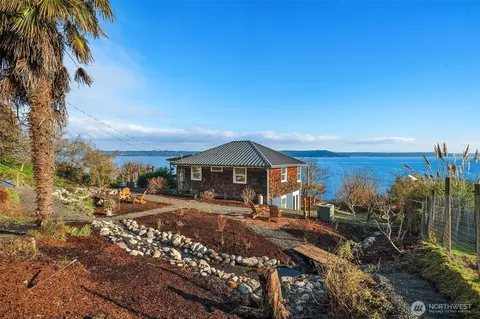 8017 SW Dilworth Rd, Vashon, WA 98070