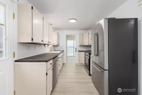 Kitchen - 11586 Scott Rd, Bow, WA 98232 photo 2 of 2