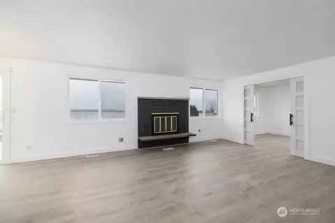 Living - 11586 Scott Rd, Bow, WA 98232 photo 2 of 6