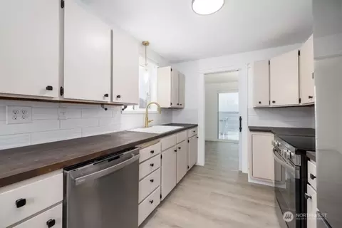 Kitchen - 11586 Scott Rd, Bow, WA 98232 photo 1 of 2