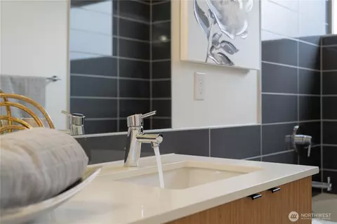 Bath - 781 26th Ave E, Seattle, WA 98112 photo 2 of 5