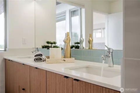 Bath - 781 26th Ave E, Seattle, WA 98112 photo 4 of 5