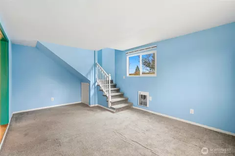 Living - 7525 Beverly Ln, Everett, WA 98203 photo 5 of 5