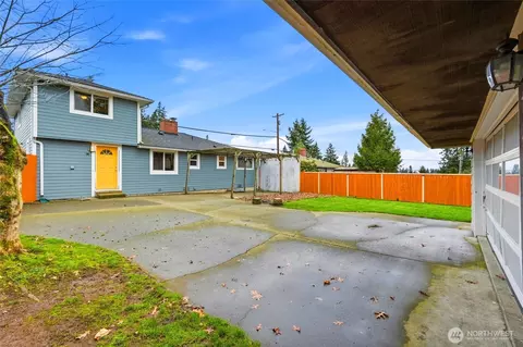 Exterior - 7525 Beverly Ln, Everett, WA 98203 photo 7 of 10