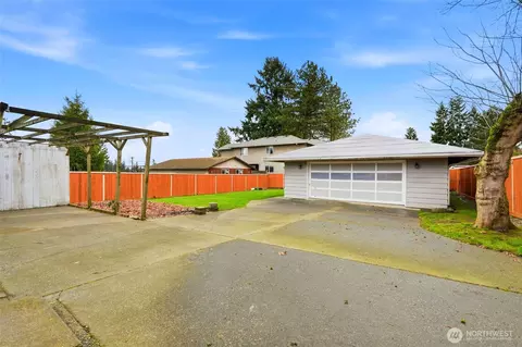 Exterior - 7525 Beverly Ln, Everett, WA 98203 photo 2 of 10