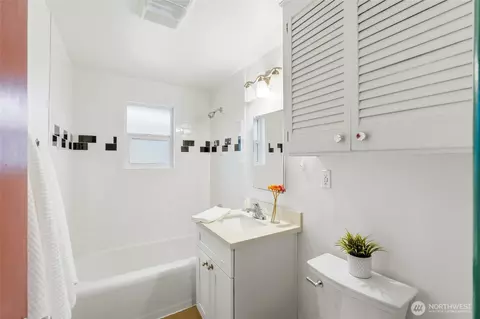 Bath - 7525 Beverly Ln, Everett, WA 98203 photo 1 of 1