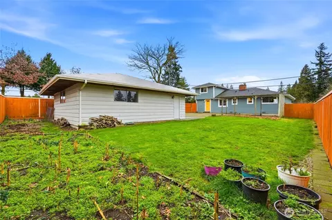 Exterior - 7525 Beverly Ln, Everett, WA 98203 photo 4 of 10