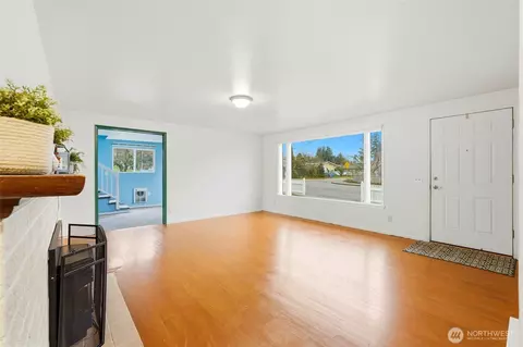 Living - 7525 Beverly Ln, Everett, WA 98203 photo 2 of 5