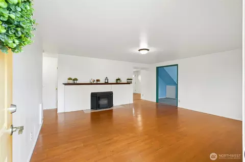 Living - 7525 Beverly Ln, Everett, WA 98203 photo 1 of 5