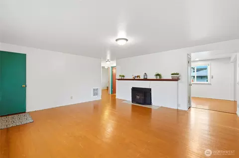 Living - 7525 Beverly Ln, Everett, WA 98203 photo 3 of 5