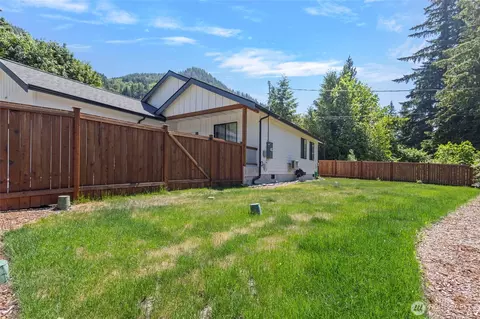 Exterior - 7952 Apache Dr, Maple Falls, WA 98266 photo 5 of 6