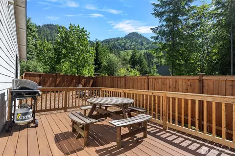 Exterior - 7952 Apache Dr, Maple Falls, WA 98266 photo 3 of 6