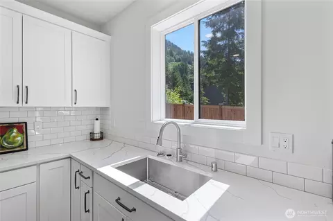 Kitchen - 7952 Apache Dr, Maple Falls, WA 98266 photo 4 of 6