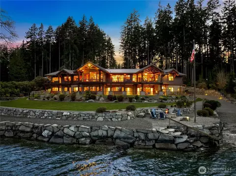 560 E Cronquist Rd, Allyn, WA 98524