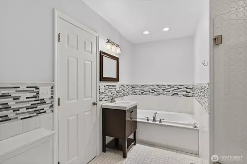 Bath - 1418 Oakes Ave, Everett, WA 98201 photo 1 of 3
