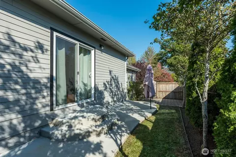 Exterior - 1418 Oakes Ave, Everett, WA 98201 photo 7 of 10