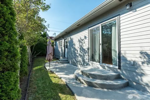 Exterior - 1418 Oakes Ave, Everett, WA 98201 photo 6 of 10