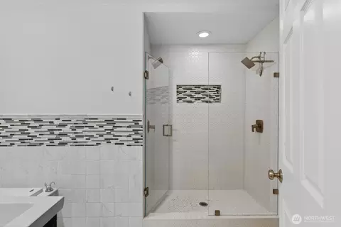 Bath - 1418 Oakes Ave, Everett, WA 98201 photo 2 of 3