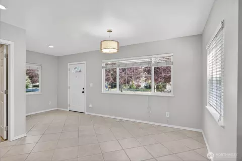 Living - 1418 Oakes Ave, Everett, WA 98201 photo 1 of 4