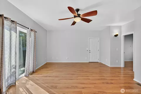 Living - 1418 Oakes Ave, Everett, WA 98201 photo 3 of 4