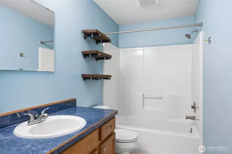 Bath - 1826 E 38th Loop, Vancouver, WA 98663 photo 1 of 2