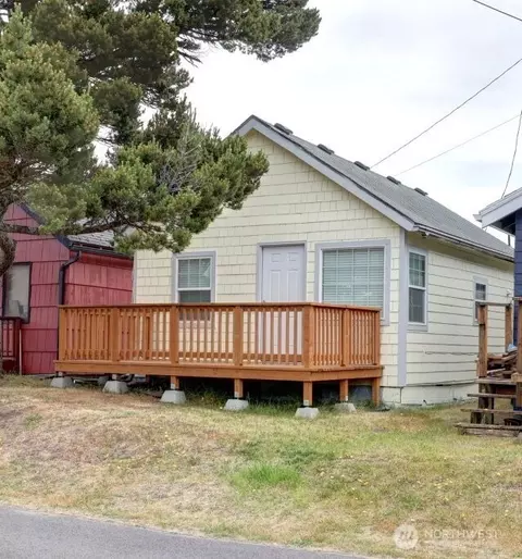 1306 Ocean Beach Blvd S, Long Beach, WA 98631