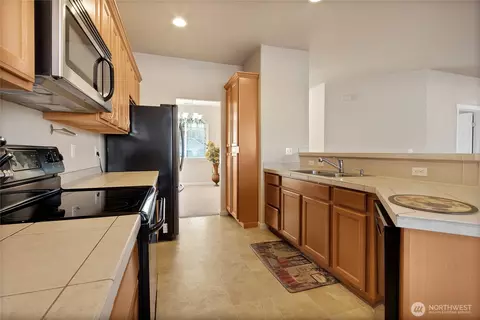 Kitchen - 509 Balmer St SW, Orting, WA 98360 photo 2 of 3